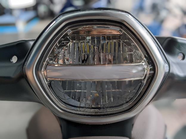 Description: \\10.111.50.70\Files\BanTT\BTT\1. Chung\II. Thu muc cong viec ca nhan\32. HONG HANH\1. Campaign\Vinfast\21. Mổ xẻ linh kiện Klara S\Bài bóc vỏ Klara S-20220628T053642Z-001\Bài bóc vỏ Klara S\Ảnh 1 - Cụm đèn pha.jpg