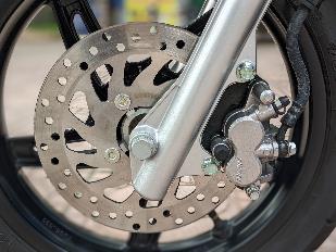 Description: \\10.111.50.70\Files\BanTT\BTT\1. Chung\II. Thu muc cong viec ca nhan\32. HONG HANH\1. Campaign\Vinfast\21. Mổ xẻ linh kiện Klara S\Bài bóc vỏ Klara S-20220628T053642Z-001\Bài bóc vỏ Klara S\Ảnh 10 - Phanh.jpg