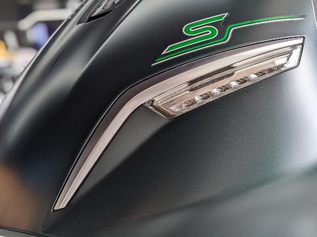 Description: \\10.111.50.70\Files\BanTT\BTT\1. Chung\II. Thu muc cong viec ca nhan\32. HONG HANH\1. Campaign\Vinfast\21. Mổ xẻ linh kiện Klara S\Bài bóc vỏ Klara S-20220628T053642Z-001\Bài bóc vỏ Klara S\Ảnh 2 - Đèn xi nhan.jpg