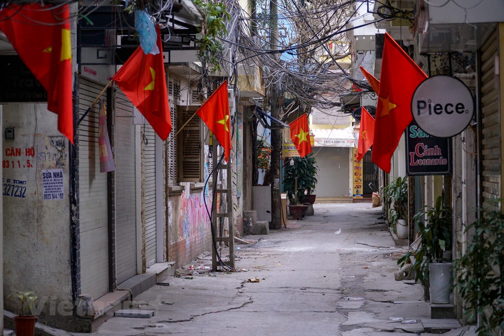 Pho phuong Ha Noi thanh binh trong ngay mung 1 Tet Nham Dan hinh anh 7