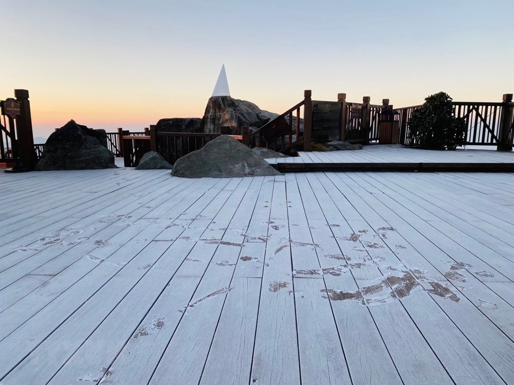 [Photo] Suong muoi phu trang dinh Fansipan, khach du lich thich thu hinh anh 4