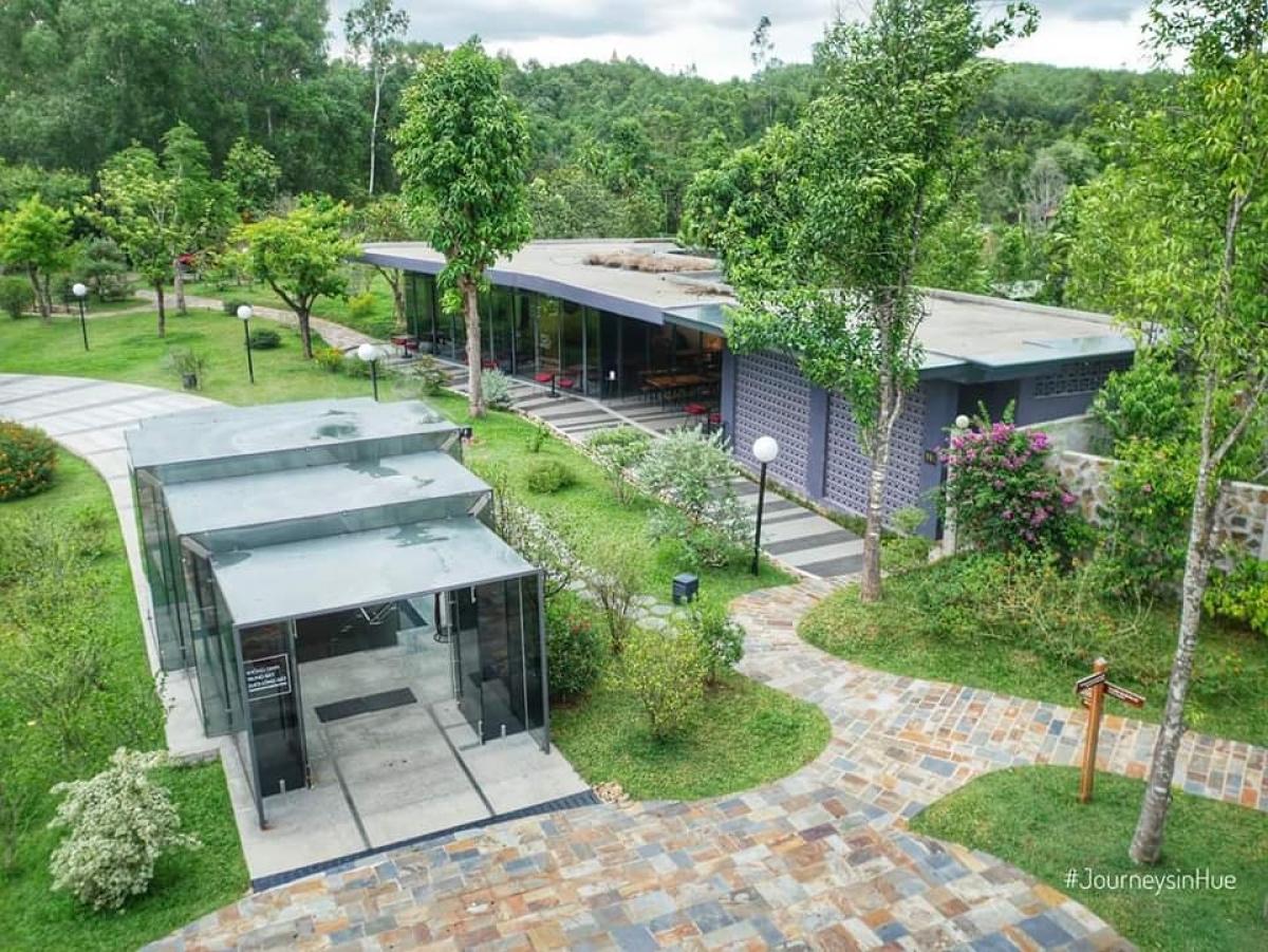 Không gian Lưu niệm Lê Bá Đảng (thôn Kim Sơn, xã Thủy Bằng, thị xã Hương Thủy) là nơi du khách chiêm ngưỡng bộ sưu tập tác phẩm nghệ thuật của danh họa Lê Bá Đảng và trải nghiệm không gian kiến trúc cảnh quan đặc sắc.