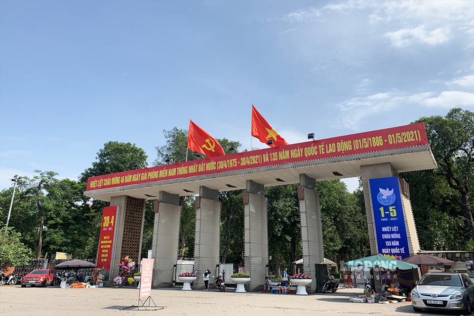 Những con phố Hà Nội trở nên rực rỡ, sinh động hơn với sắc đỏ của băng rôn, khẩu hiệu, pano chào mừng ngày lễ lớn của dân tộc.