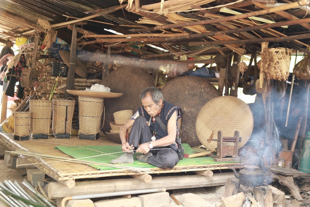 [Photo] Doi vo chong Bahnar nang tinh voi van hoa dan toc hinh anh 3