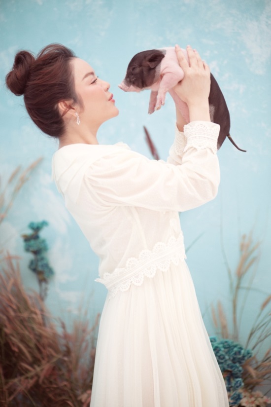 ly nha ky chup anh tet doc dao cung heo con, khoe ve dep non na hinh anh 9