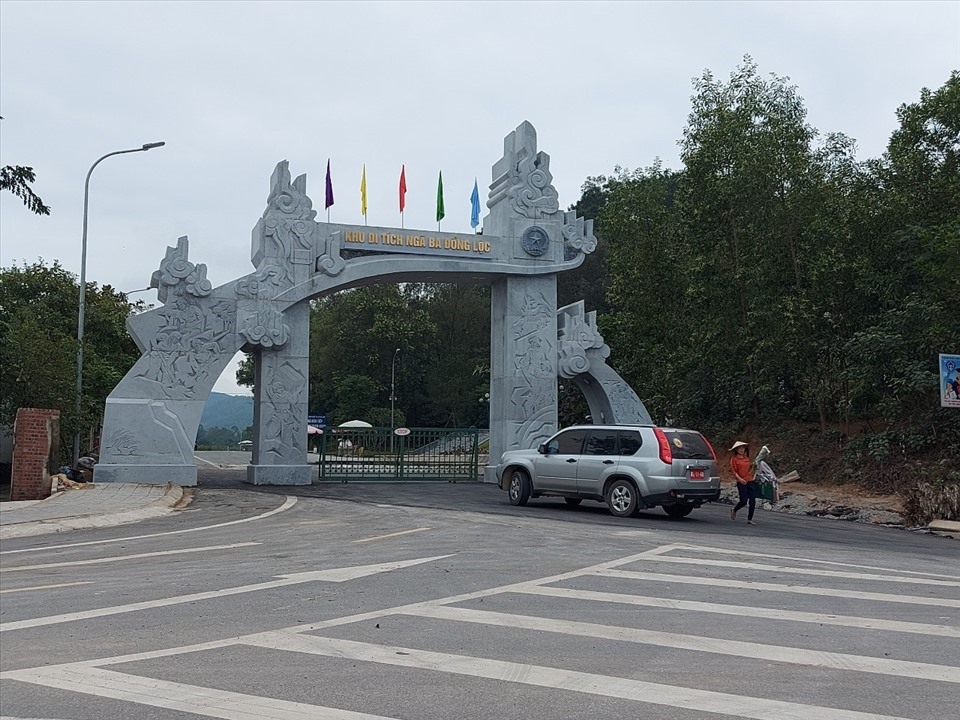 3 cổng bằng đá khối ở di tích Ngã ba Đồng Lộc được xây dựng và hoàn thành vào cuối năm 2020. Ảnh: TT.