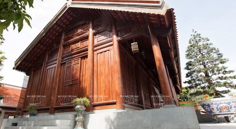 Ve lang moc Chang Son xem cac nghe nhan lam nha go doc dao hinh anh 2