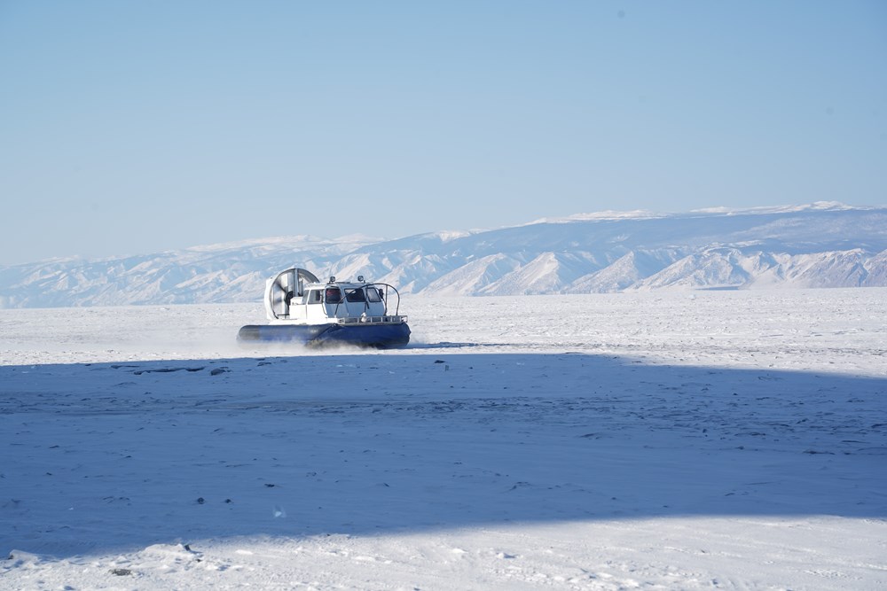 [Photo] Ngam ve dep trong suot cua ho Baikal trong mua dong hinh anh 8