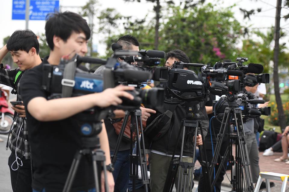 phong vien quoc te mang thiet bi “khung” den ha noi dua tin hoi nghi thuong dinh my- trieu hinh anh 3