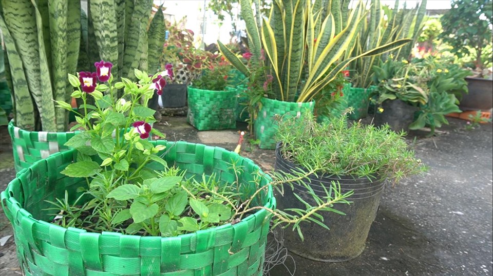 Bà Nguyễn Thị Mận, Bí thư Chi bộ, Trưởng ấp Mương Chùa, xã Tây Yên A nhận xét: “Giỏ xách ông Lẹ làm ra có độ bền rất cao, chắc chắn, đẹp mắt không thua kém các sản phẩm hiện bán trên thị trường. Quan trọng là ông Lẹ đã nhặt rác nhựa về tái chế lại giúp bảo vệ môi trường nên ai cũng quý việc ông làm và mua sản phẩm khá nhiều”.