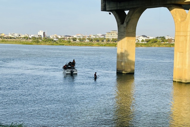 Ba học sinh tắm sông, một em mất tích - 1