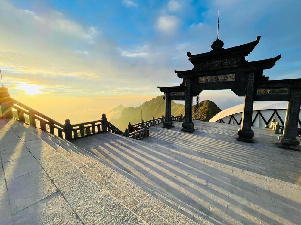 [Photo] Suong muoi phu trang dinh Fansipan, khach du lich thich thu hinh anh 8