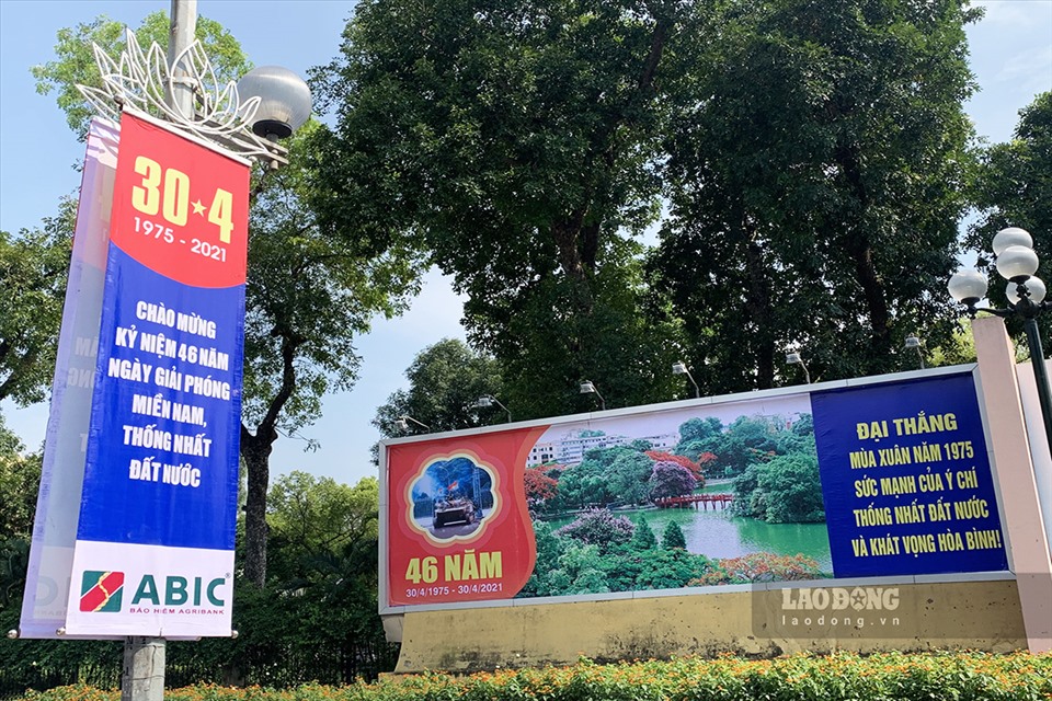 Những con phố Hà Nội trở nên rực rỡ, sinh động hơn với sắc đỏ của băng rôn, khẩu hiệu, pano chào mừng ngày lễ lớn của dân tộc.