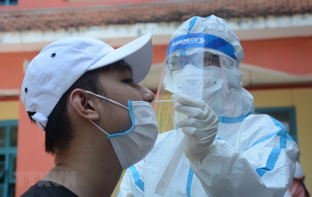 Hy sinh tham lang cua cac “chien sy ao trang” o tuyen dau chong dich hinh anh 1