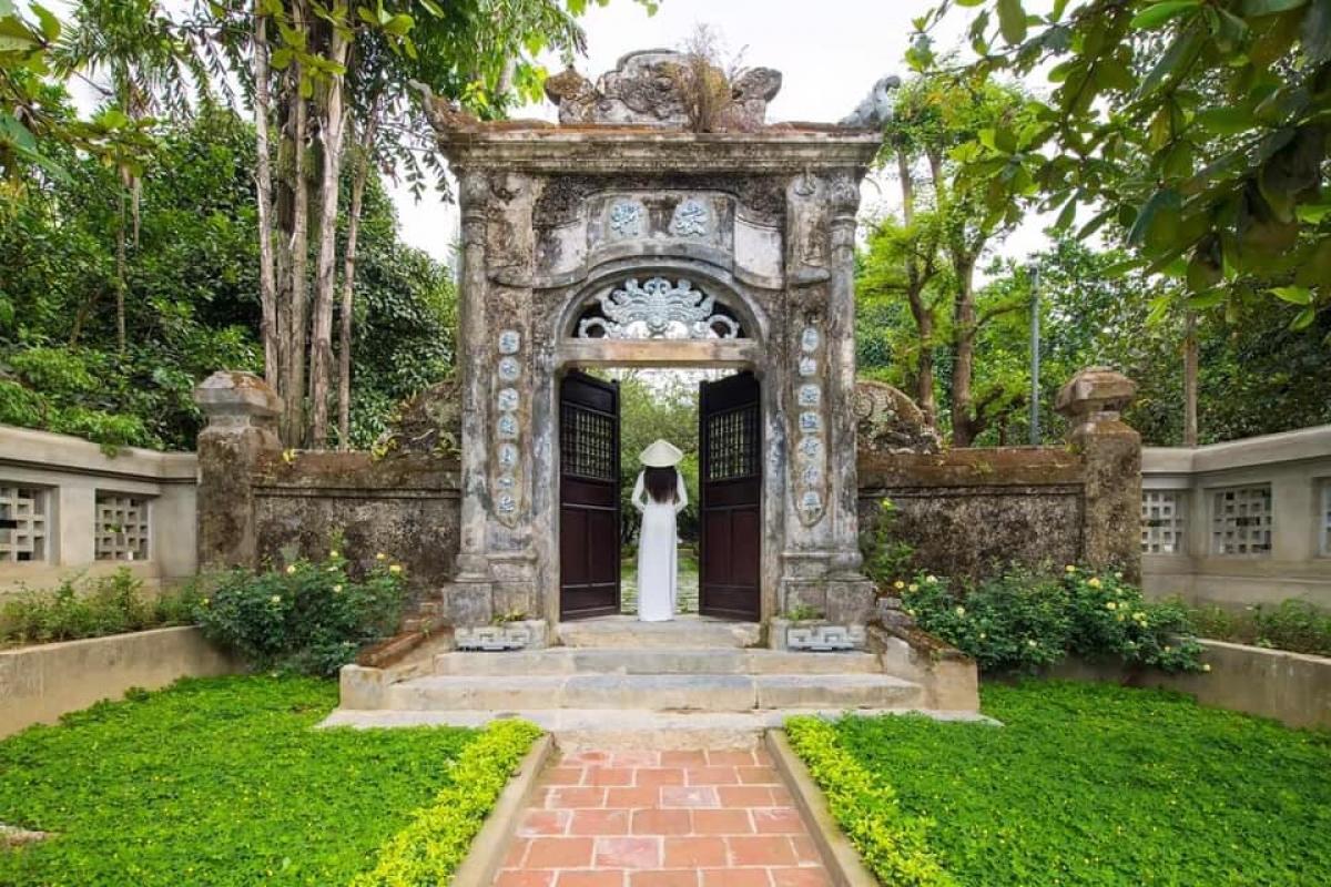 Cổng vào vườn An Hiên bên bờ sông Hương (TP. Huế).