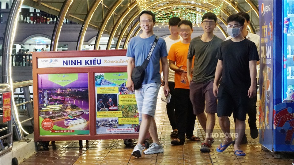 Phần lớn người dân đều không đeo khẩu trang, không chấp hành nghiêm các biện pháp phòng dịch.