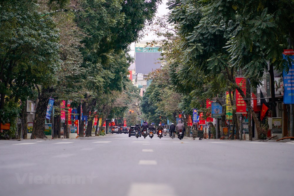 Pho phuong Ha Noi thanh binh trong ngay mung 1 Tet Nham Dan hinh anh 1