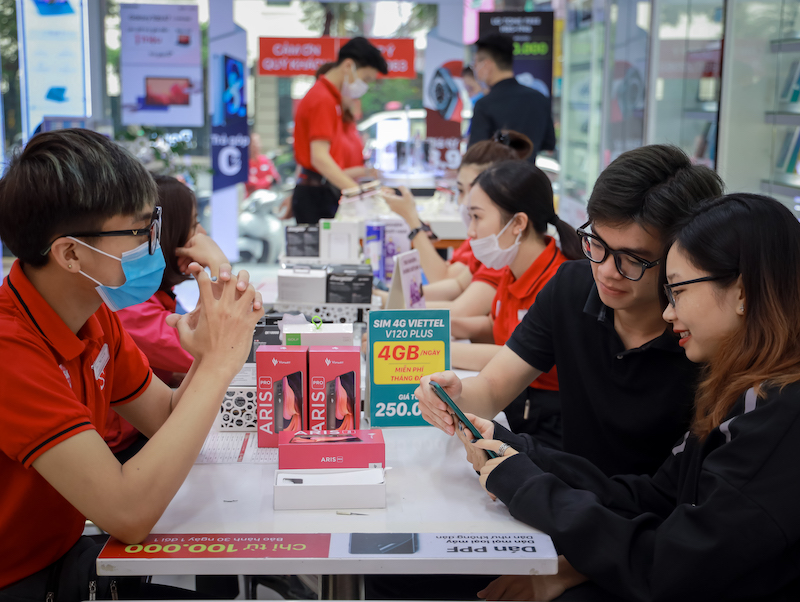Khách hàng trẻ háo hức trải nghiệm mẫu điện thoại VinSmart Aris trong ngày đầu mở bán.