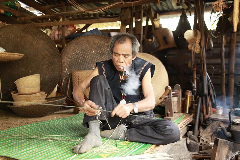 [Photo] Doi vo chong Bahnar nang tinh voi van hoa dan toc hinh anh 1