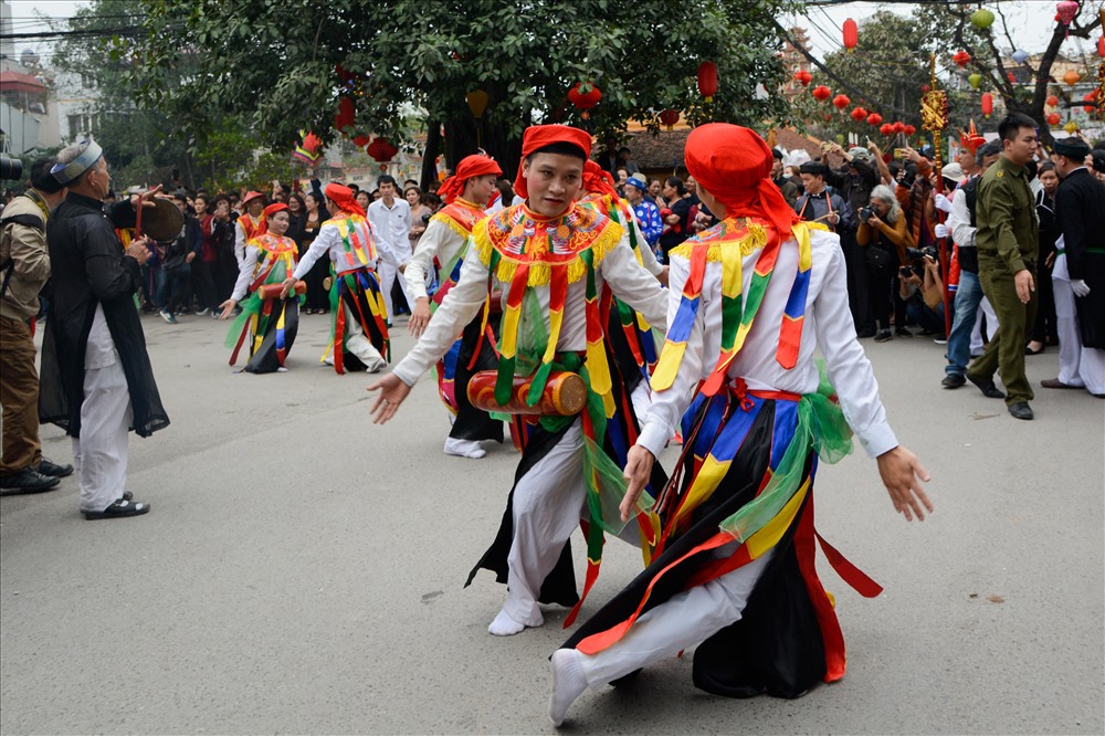 Nét Äá»c Äáo cá»§a Äiá»u múa nà y là trai giả gái vá»i mặt hoa da phấn, Äá»ng tác uyá»n chuyá»n, má»m mại.