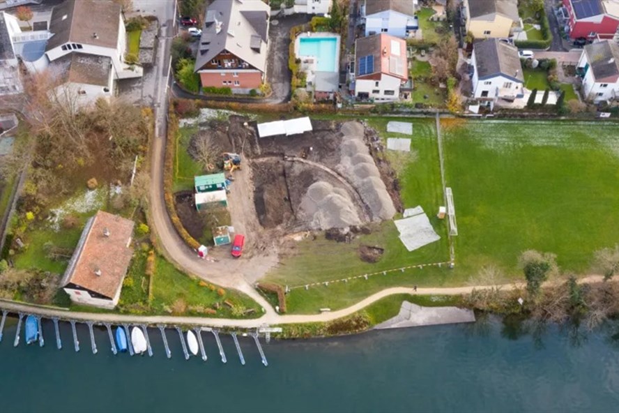 Ảnh chụp từ trên không cho thấy đấu trường La Mã mới được phát hiện trên bờ sông Rhine. Ảnh: Kantonsarchäologie Aargau; © Kanton Aargau