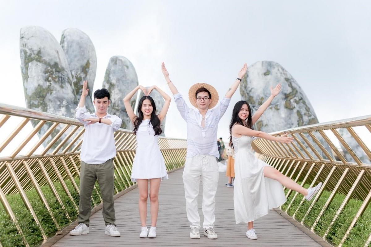 Còn nếu đến Cầu Vàng vào thời điểm khác, đừng lo, còn rất nhiều sắc thái tuyệt vời mà bạn có thể 