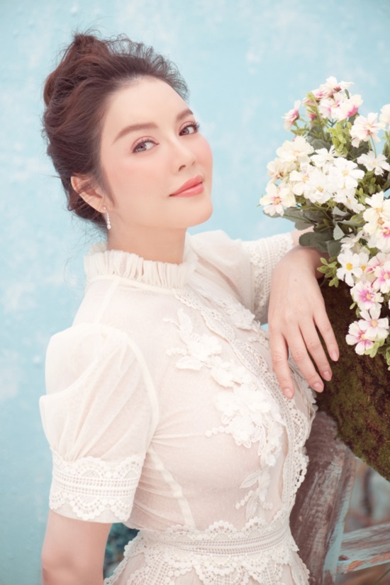 ly nha ky chup anh tet doc dao cung heo con, khoe ve dep non na hinh anh 5