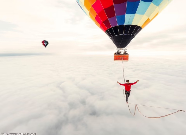 Kỷ lục thế giới mới: Bước đi trên dây ở độ cao... 1.900 mét - 3