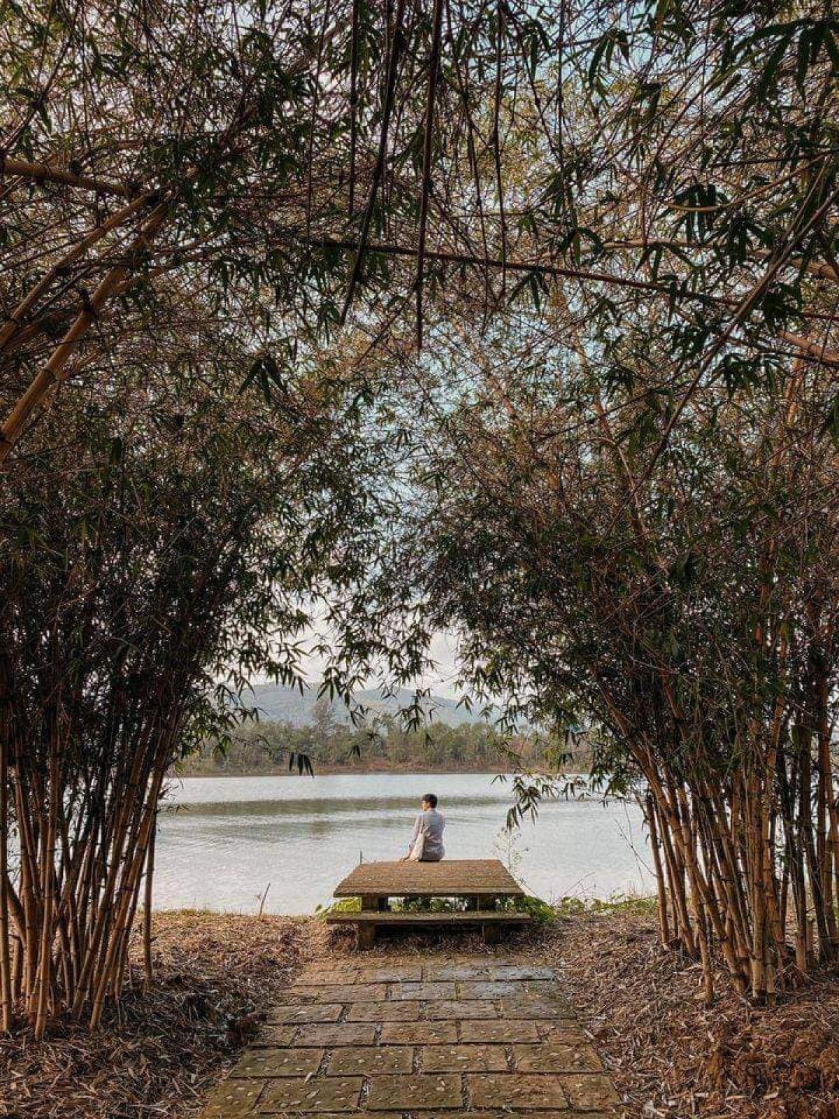 Khu Hue Ecolodge (TP. Huế) nằm ven sông Hương với những trải nghiệm thanh bình tại vườn cây thanh trà và khung cảnh đồng quê. Một số điểm check-in độc đáo là bến nước ven sông Hương, không gian nhà vườn Huế...