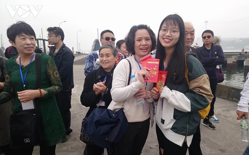 gần 600 khách tàu biển tới hạ long trong ngày mùng 2 tết hình 2 gan 600 khach tau bien toi ha long trong ngay mung 2 tet hinh 2