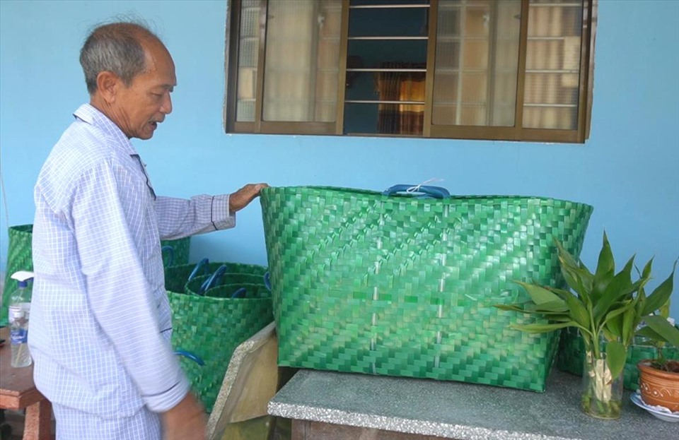 Từ giỏ xách đi chợ, giỏ đựng tôm, trái cây hay chậu hoa...đều được làm kĩ lưỡng, công phu nên sản phẩm trông vô cùng bắt mắt. Giỏ có nhiều kích cỡ, kiểu dáng cho khách lựa chọn theo mục đích sử dụng.