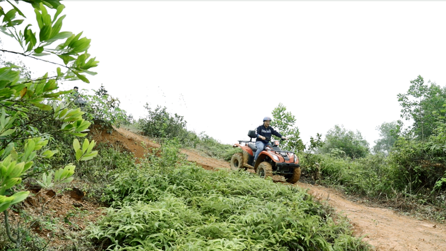 Du khách cưỡi quái thú vượt dốc, băng rừng ở ngoại ô Hà thành - 4