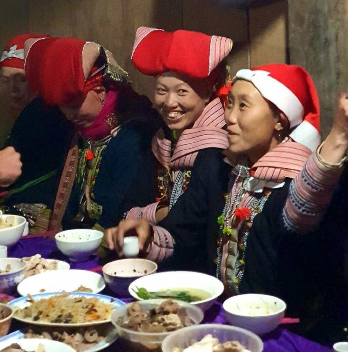 Quây quần bữa cơm sum họp ngày tết.