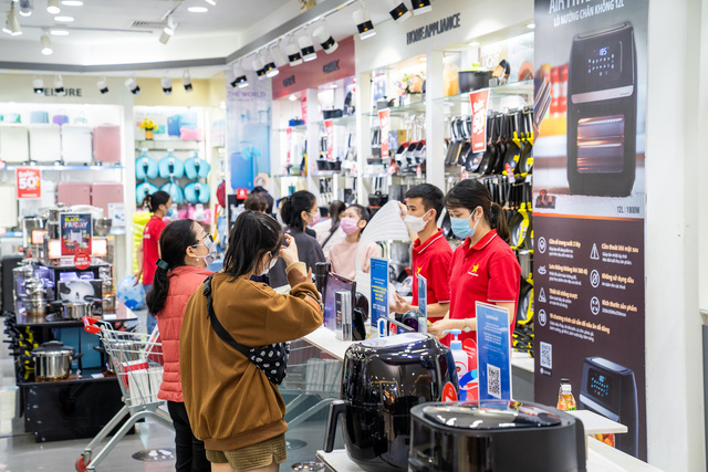 Vincom Black Friday: Khách hàng rộn ràng xếp hàng săn sale “khủng” - Ảnh 6.