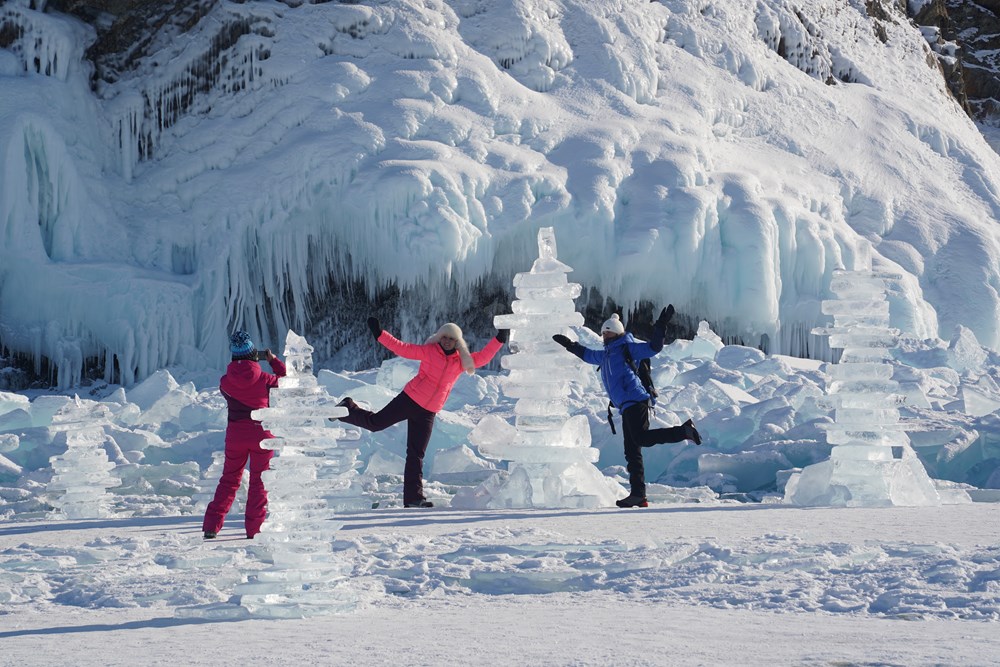 [Photo] Ngam ve dep trong suot cua ho Baikal trong mua dong hinh anh 5