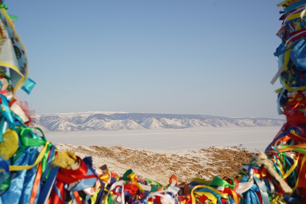 [Photo] Ngam ve dep trong suot cua ho Baikal trong mua dong hinh anh 2