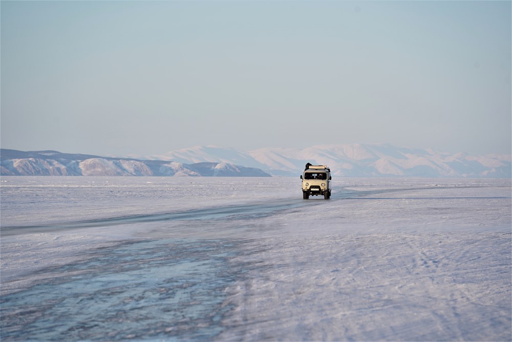 [Photo] Ngam ve dep trong suot cua ho Baikal trong mua dong hinh anh 4