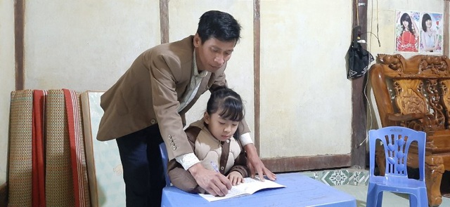 Thầy giáo túm đuôi trâu đi mở lớp - 2