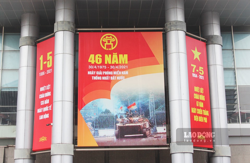 Những con phố Hà Nội trở nên rực rỡ, sinh động hơn với sắc đỏ của băng rôn, khẩu hiệu, pano chào mừng ngày lễ lớn của dân tộc.