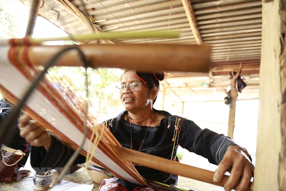 [Photo] Doi vo chong Bahnar nang tinh voi van hoa dan toc hinh anh 5