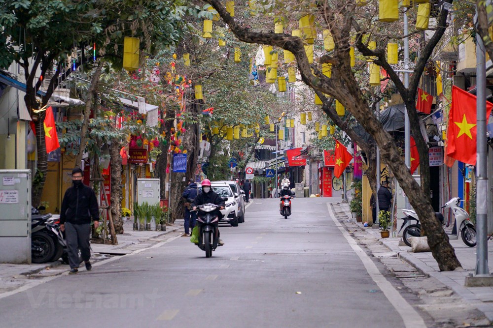 Pho phuong Ha Noi thanh binh trong ngay mung 1 Tet Nham Dan hinh anh 5