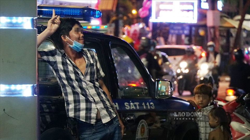 Có những người đeo khẩu trang nhưng chỉ mang tính hình thức, không đúng quy cách.