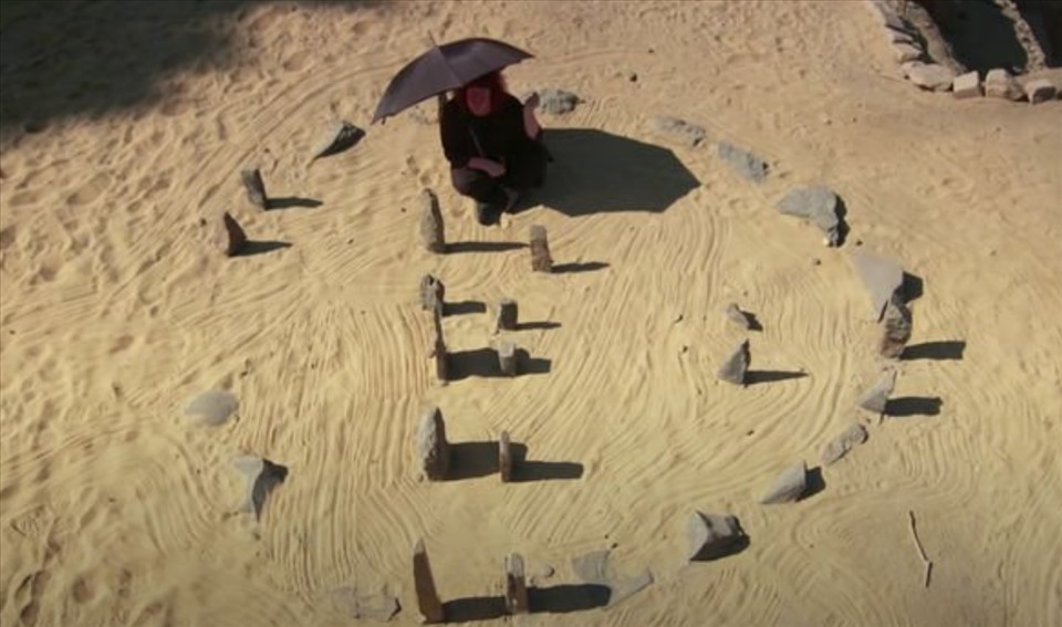 Giáo sư Fletcher phân tích một số vòng tròn đá cổ. Ảnh chụp màn hình