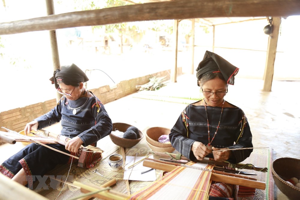 [Photo] Doi vo chong Bahnar nang tinh voi van hoa dan toc hinh anh 4