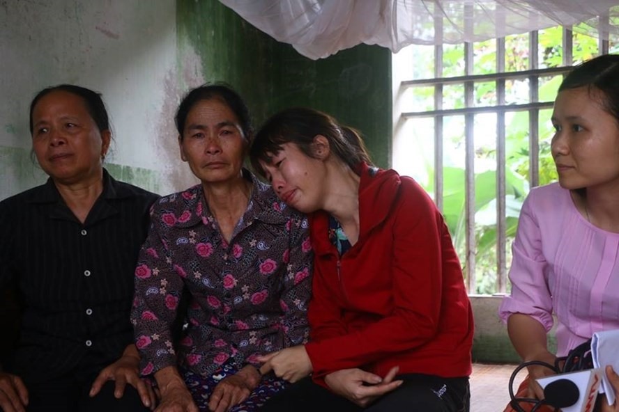 Bà VÅ© Thá» Oanh (mẹ cá»§a nữ sinh bá» Äánh há»i Äá»ng) nghẹn ngà o thương con.