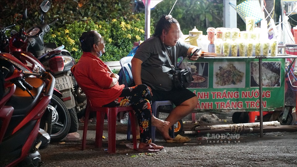 Theo quan sát của phóng viên, những người buôn bán trong khu chợ Cần Thơ, chợ đêm cũng đều không đeo khẩu trang.