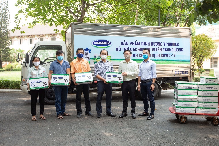 Description: https://www.vinamilk.com.vn/static/uploads/editor/cung-trong-ngay-08-4-cac-san-pham-vinamilk-cung-da-duoc-trao-tan-tay-hon-300-can-bo-nhan-vien-dang-cong-tac-tai-vien-pasteur-tp-hcm.JPG