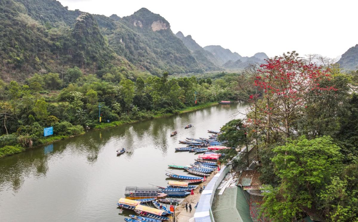 Khung cảnh tuyệt đẹp bên dòng suối Yến mùa hoa gạo nở...