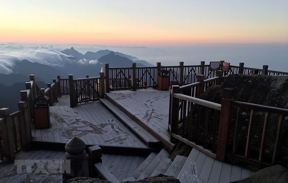 [Photo] Suong muoi phu trang dinh Fansipan, khach du lich thich thu hinh anh 5