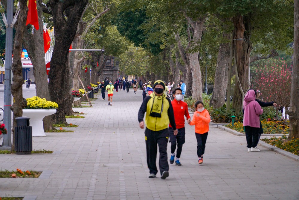 Pho phuong Ha Noi thanh binh trong ngay mung 1 Tet Nham Dan hinh anh 13